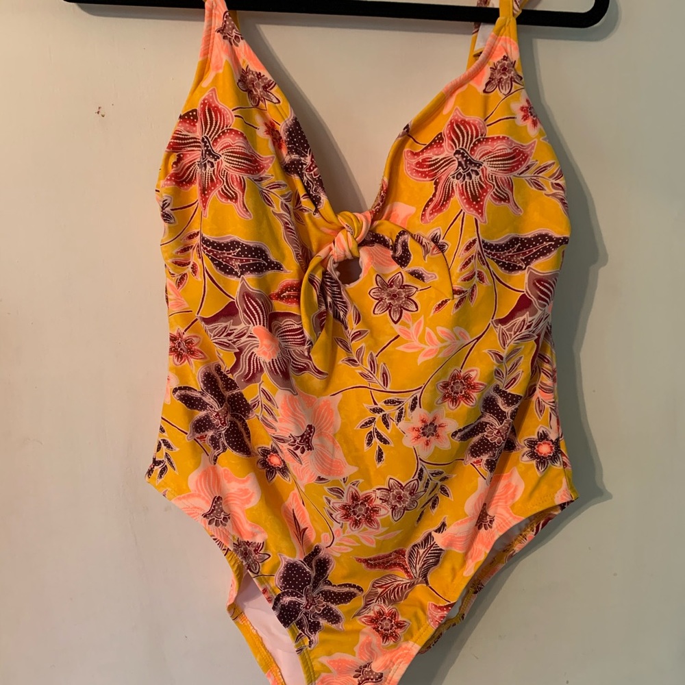 ✔️✔️NWT- Women’s one Piece Swimsuit- size 1X
